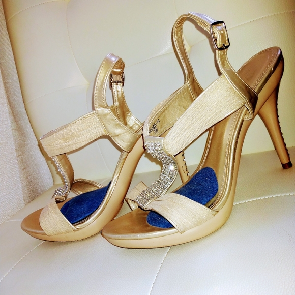 Michaelangelo studded pumps - Picture 3 of 3